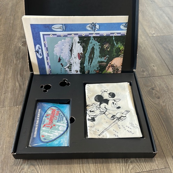 D23 Fantastic World Complete Box Set Celebrating 65 Years of Disneyland - Picture 1 of 6